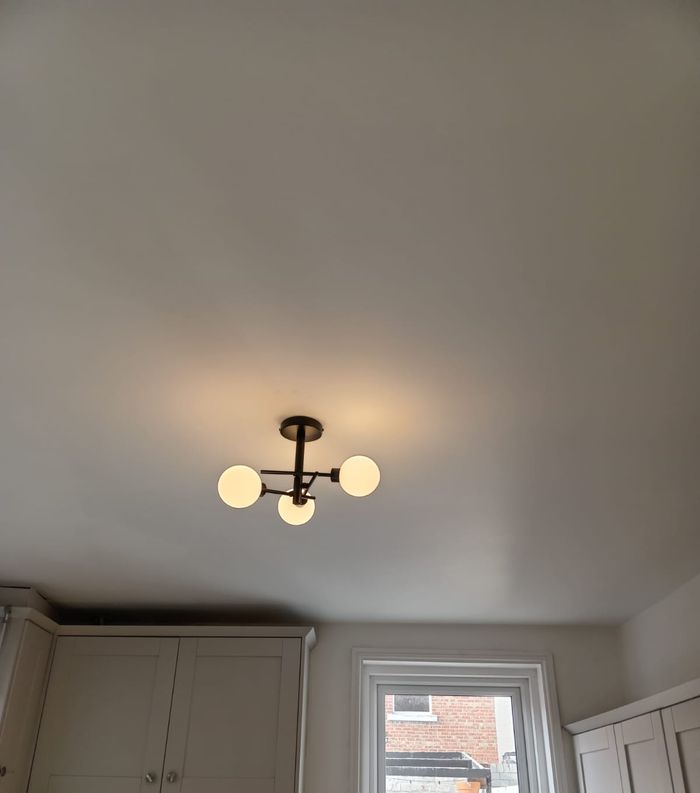 Three-light ceiling fitting in a kitchen